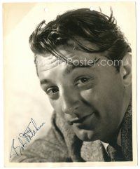 1r0688 ROBERT MITCHUM signed deluxe 8x11 key book still '40s half smiling portrait with messy hair!