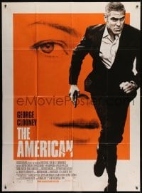 3p585 AMERICAN French 1p 2010 cool full-length image of George Clooney running with gun!