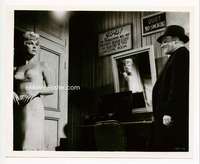 y136 LOVE ME OR LEAVE ME 8x10 movie still '55 sexy Doris Day, Cagney