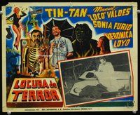 3w548 LOCURA DE TERROR Mexican movie lobby card '61 Tin-Tan, Loco Valdes, great colorful border art!