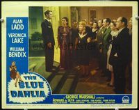 4b157 BLUE DAHLIA LC #1 '46 pretty Doris Dowling & partygoers listen to well dressed Alan Ladd!