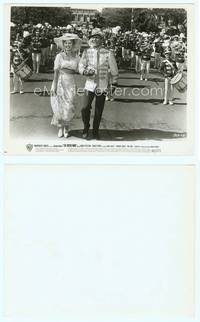 7b513 MUSIC MAN 8x10 still '62 Robert Preston & Shirley Jones marching in front of kids' parade!