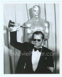 6a267 JACK NICHOLSON candid 8x10 still '76 in shades overjoyed with his Oscar for Cuckoo's Nest!