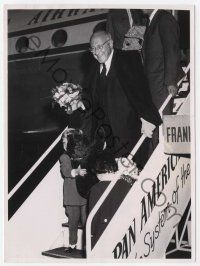 6k210 CECIL B. DeMILLE 7x9 news photo '50s arriving in Berlin and welcomed by small children!