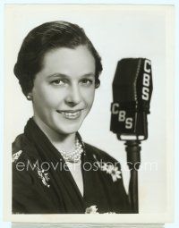 6k237 CORNELIA OTIS SKINNER 8x10 radio still '38 close up of the monologist by CBS microphone!