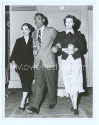 6k239 CRISIS deluxe candid 8x10 still '50 Cary Grant arm-in-arm with Signe Hasso & Paula Raymond!