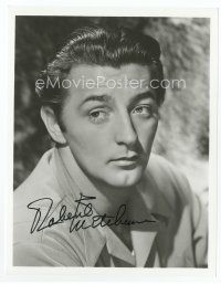 6s364 ROBERT MITCHUM signed 8x10 REPRO still '90 super young head & shoulders portrait of the star!