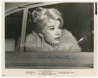 6s226 SHIRLEY MACLAINE signed 8x10 still '64 riding in limo from What a Way to Go!
