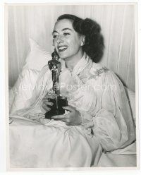 7f284 JOAN CRAWFORD 8x10 news photo '46 on her deathbed after winning Oscar for Mildred Pierce!
