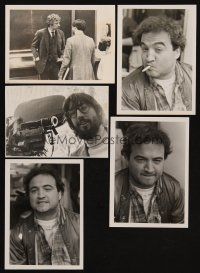 9m052 LOT OF 5 ANIMAL HOUSE CANDID REPRO PHOTOS '78 John Belushi & director John Landis!