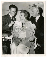 9r202 DOWN TO EARTH candid 8x10 still '46 Rita Hayworth reads joke to Parks & Culver by Scott!