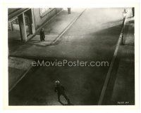 9r480 M 8x10 still '33 Fritz Lang classic, cool far shot of Peter Lorre in street!