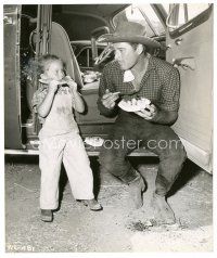 7j669 ERROL FLYNN 8x9.5 still '40s great candid close up eating watermelon with daughter on set!