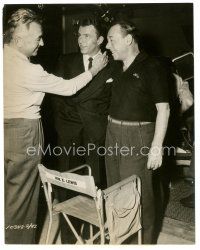 7j794 JOKER IS WILD candid 7.5x9.25 still '57 director Vidor compares Frank Sinatra & Joe E. Lewis!