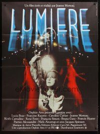 1e576 LUMIERE French 1p '76 directed by Jeanne Moreau, who's looking at a film strip!