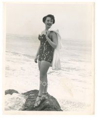 1h583 JOAN EVANS 8x10 still '50 Goldwyn's teenage film star discovery in swimsuit on beach!