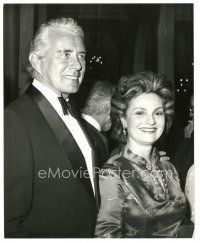 1h587 JOHN FORSYTHE 8x10 news photo '80s with his wife Julie Warren at a red carpet event!