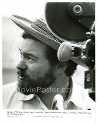 1h110 KLUTE candid 7.75x10 still '71 close up of director Alan J. Pakula by camera!