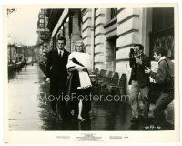 1h607 LA DOLCE VITA 8x10 still R66 Federico Fellini, Marcello Mastroianni & Anita Ekberg on street!