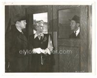 1h609 LADY FROM SHANGHAI 8x10.25 still '47 Rita Hayworth & Orson Welles look at Glenn Anders!