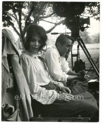 1h133 MIRACLE WORKER candid 8x10 still '62 Anne Bancroft & Victor Jory relaxing on set by camera!