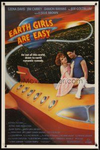 2b275 EARTH GIRLS ARE EASY 1sh '89 great image of Geena Davis & alien Jeff Goldblum on space ship!