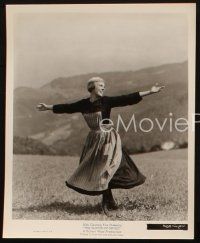 2r962 SOUND OF MUSIC 2 8x10 stills '65 Julie Andrews singing, Christopher Plummer, all the kids!