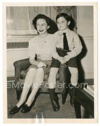 2x313 GERALDINE FITZGERALD 6.75x8.5 news photo '45 portrait with her 5 year-old son Michael!