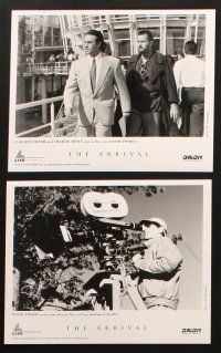 3d192 ARRIVAL presskit w/ 8 stills '96 Charlie Sheen, Linda Crouse, cool sci-fi images!