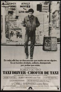 7y253 TAXI DRIVER Argentinean '76 Robert De Niro walking on street, directed by Martin Scorsese!