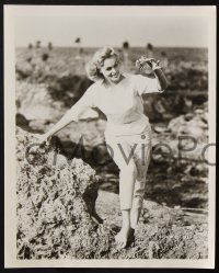 9p960 KAREN STEELE 2 8x10 stills '50s-60s western portrait holding shotgun, on beach holding crab!