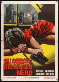 1f495 HORRORS OF THE BLACK MUSEUM Italian 1p R71 different art of woman covering her bleeding face!