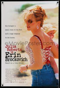 1k240 ERIN BROCKOVICH DS 1sh '00 full-length image of Julia Roberts holding baby, Soderbergh