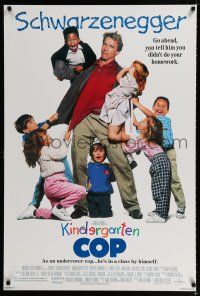 1k411 KINDERGARTEN COP DS 1sh '90 Arnold Schwarzenegger has his hands full!