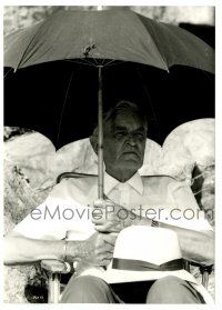 1m711 PASSAGE TO INDIA candid 7.25x10 still '84 director David Lean on set shielded by umbrella!