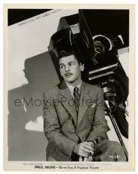 2d718 PAUL MUNI 8x10.25 still '35 great candid image by camera when he was making Dr. Socrates!