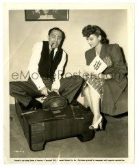 2d822 SING ANOTHER CHORUS candid 8.25x10 still '41 Jane Frazee & Mischa Auer try to fix radio set!