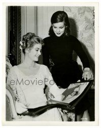 2d878 SWAN candid 8x10.25 still '56 beautiful Grace Kelly & model Janet Lake look at photo album!