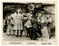 2d986 WIZARD OF OZ 8x10.25 still R49 wonderful image of Judy Garland & The Munchkins, classic!