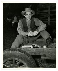 2d992 YEARLING deluxe candid 8.25x10 still '46 Gregory Peck going over his script on the set!