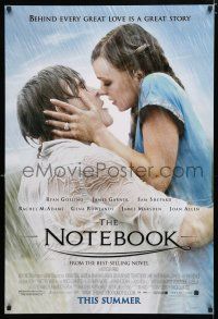 2f563 NOTEBOOK advance DS 1sh '04 romantic close up of Ryan Gosling & Rachel McAdams in rain!