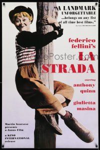 2m464 LA STRADA 1sh R04 Federico Fellini, Anthony Quinn, Giulietta Masina climbing pole!