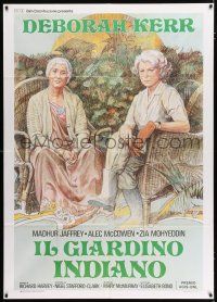 3g469 ASSAM GARDEN Italian 1p '85 Iaia art of Deborah Kerr & Madhur Jaffrey sitting together!