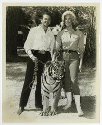 5d252 DAKTARI candid TV 8.25x10 still '60s Ralph & Toni Helfer walking prize Bengal tiger!