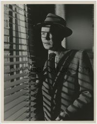 4s200 SCENE OF THE CRIME deluxe 10.25x13 still '49 cool c/u of Tom Drake by Venetian blinds!