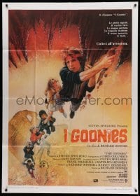 2c788 GOONIES Italian 1p '85 wonderful Drew Struzan art of top cast hanging from stalactite!