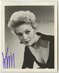 2j0206 KIM NOVAK signed 4x5 fan photo '60s sexy head & shoulders portrait in low-cut dress!