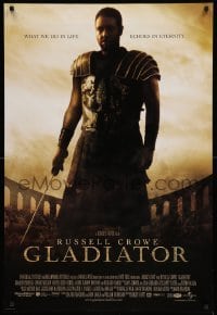 3w339 GLADIATOR int'l DS 1sh '00 Ridley Scott, cool image of Russell Crowe in the Coliseum!