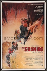 5f422 GOONIES int'l 1sh '85 wonderful Drew Struzan art of top cast hanging from stalactite!