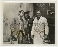 6h822 SPARTACUS candid 8.25x10 still '60 Stanley Kubrick by Laurence Olivier & Tony Curtis on set!